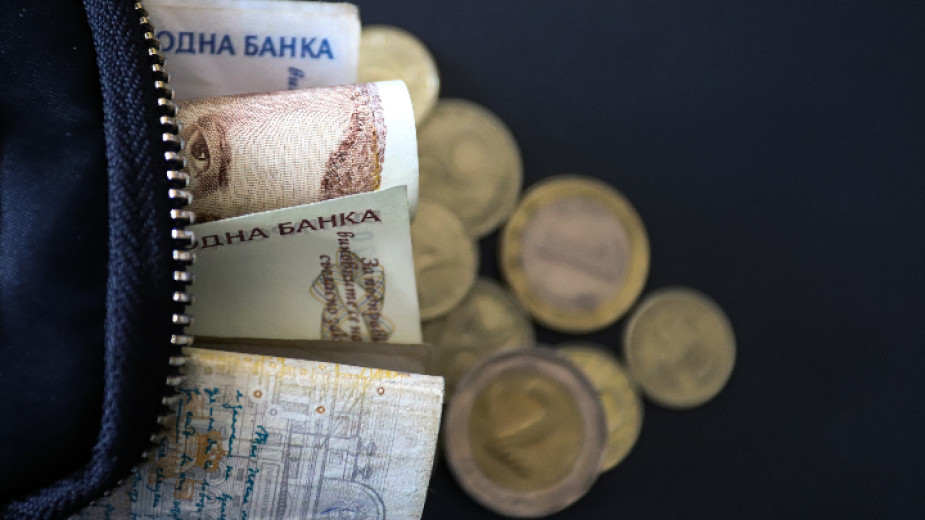 Всего 11 % болгар могли делать сбережения в 2022 году