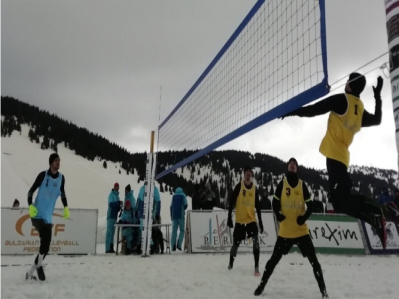 Первая Балканиада по снежному волейболу проходит в Родопах