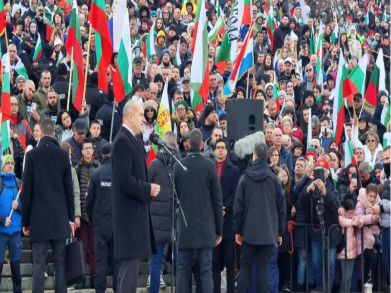 Президент Радев собравшимся на Шипке: Объединившись, вы сохранили национальный праздник от посягательств